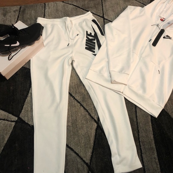 Men’s. NIKE suit with matching shoe Airmax - Picture 1 of 3